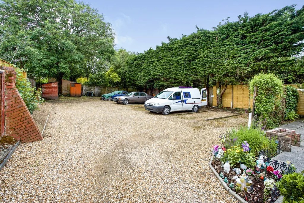 Lot: 181 - GROUND FLOOR FLAT FOR INVESTMENT WITH PARKING SPACE - Car park at the rear